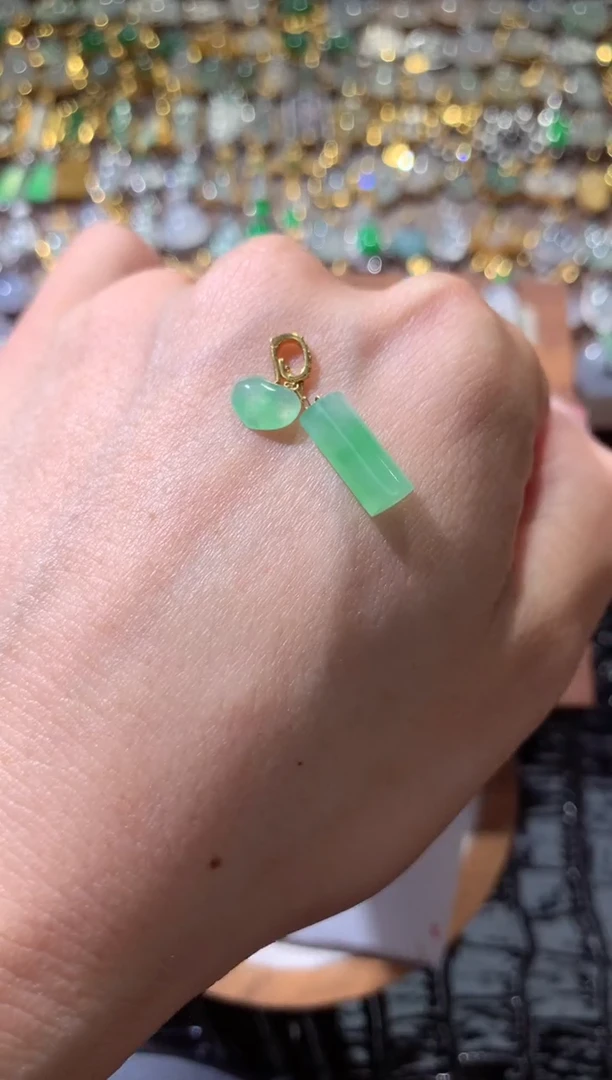 翡翠18K金镶嵌颈饰翡翠