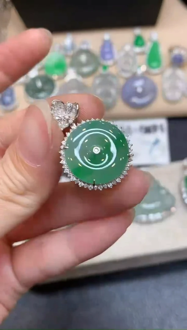 颈饰18K金镶嵌翡翠平安扣【无服务费