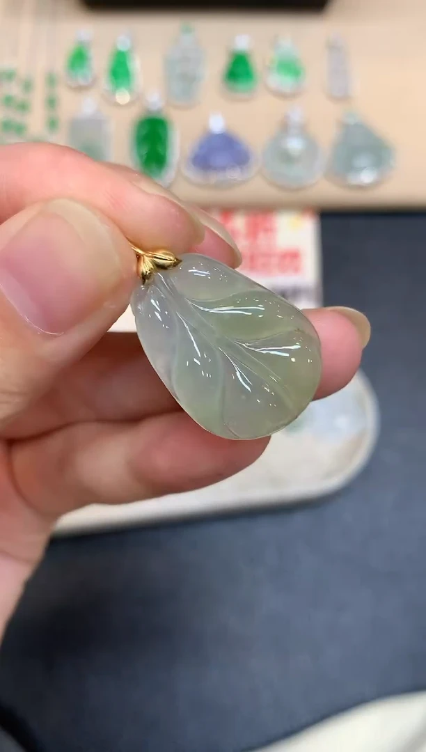 颈饰18K金镶嵌翡翠树叶【无服务费