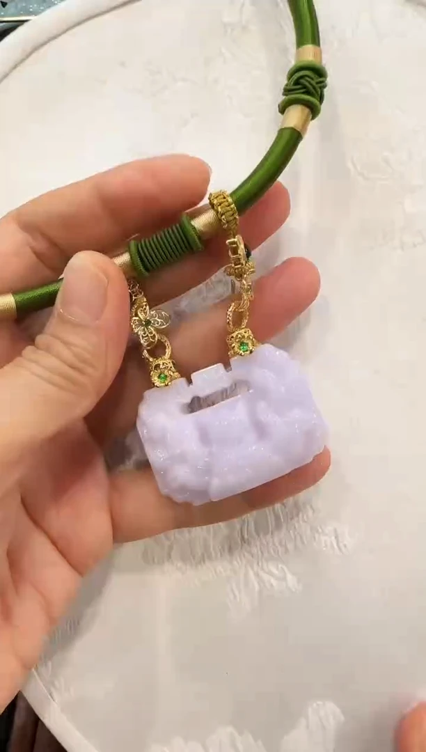 翡翠未镶嵌颈饰国风