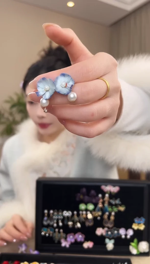 刺绣蓝色蝴蝶兰耳钉