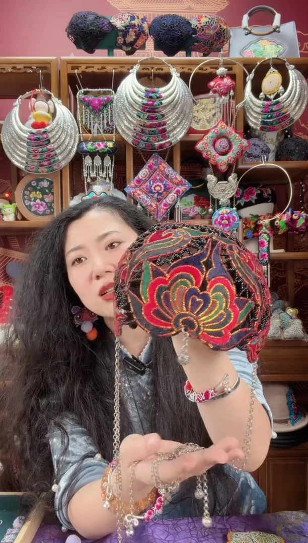 刺绣春**里老绣帽子