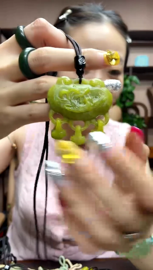 岫玉未镶嵌颈饰·