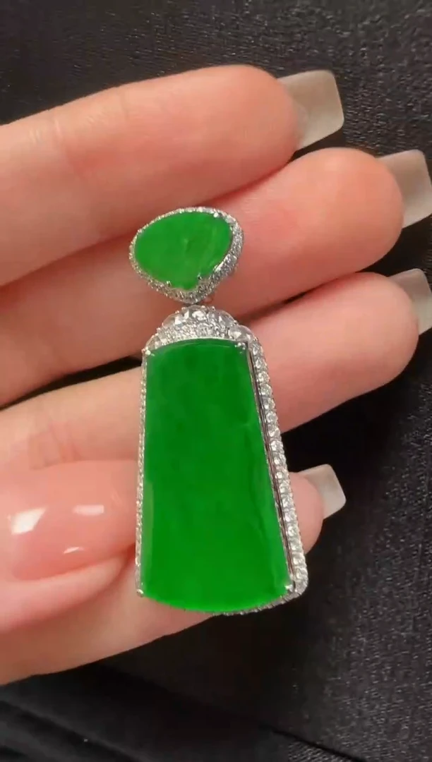 翡翠18K金镶嵌颈饰025无事牌一个