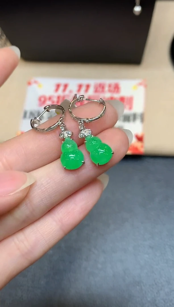 18K金镶嵌翡翠耳饰葫芦【无服务费