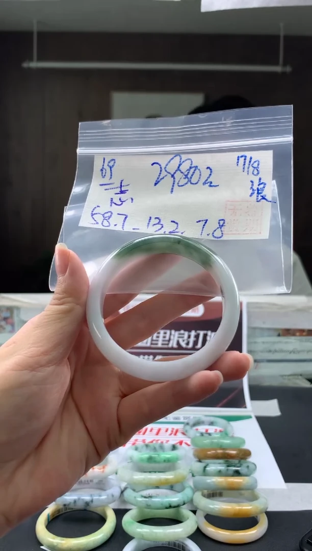 翡翠手镯未镶嵌“***?翡翠手镯 下单联系小耳机#69