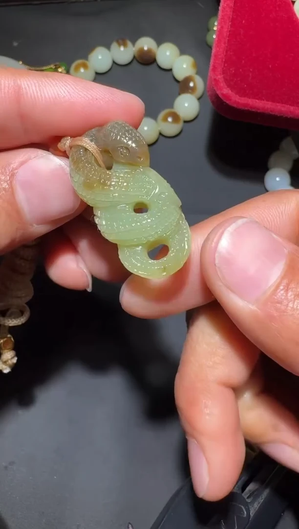 未镶嵌和田玉（糖玉）挂件和田玉