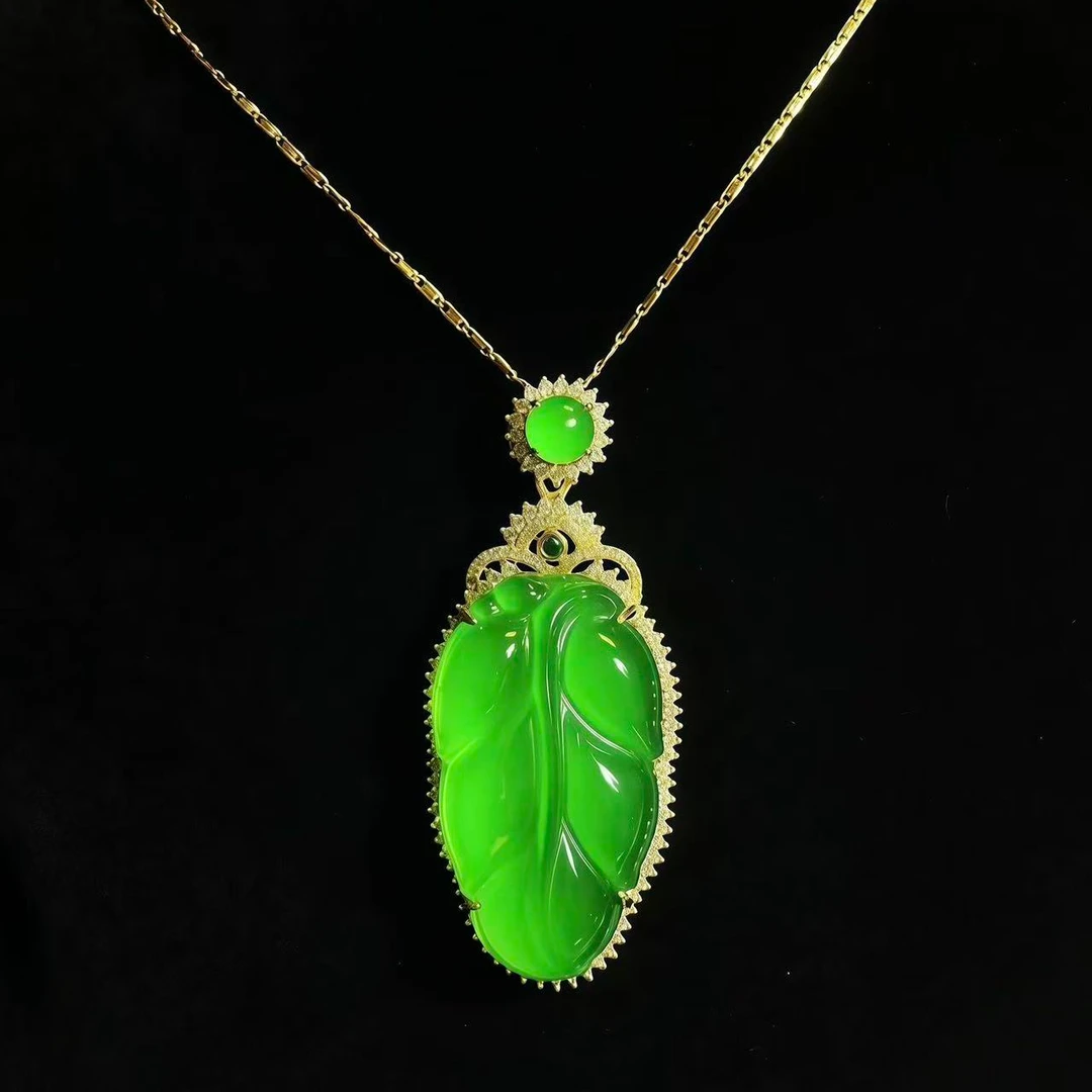 新款精工雕刻玛瑙玉髓无事牌吊坠女款项链轻奢高级感玉坠毛衣链女