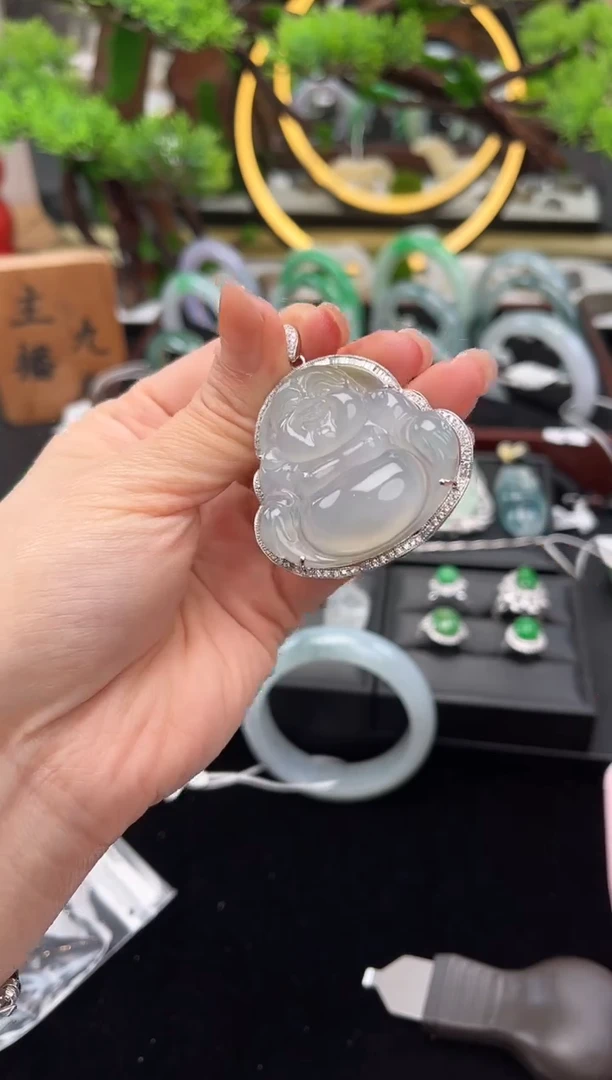 颈饰18K金镶嵌翡翠吊坠
