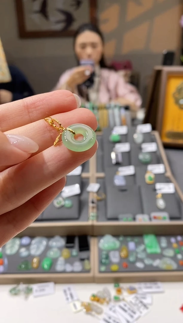 颈饰18K金镶嵌翡翠甜甜圈