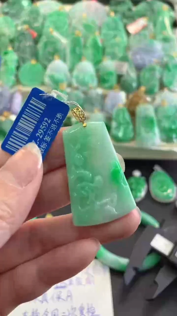 【闪购商品】翡翠吊坠(不含链)18K金镶嵌挂件