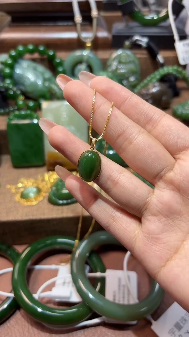 颈饰18K金镶嵌和田玉1