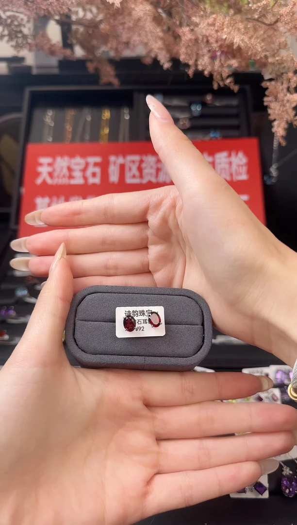 银S925镶嵌耳饰石榴石（芬达石）耳钉