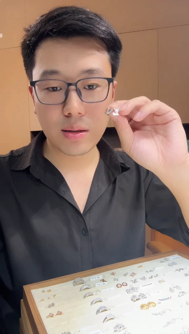 【闪购商品】钻石耳钉18K金镶嵌k白字母耳钉XNF