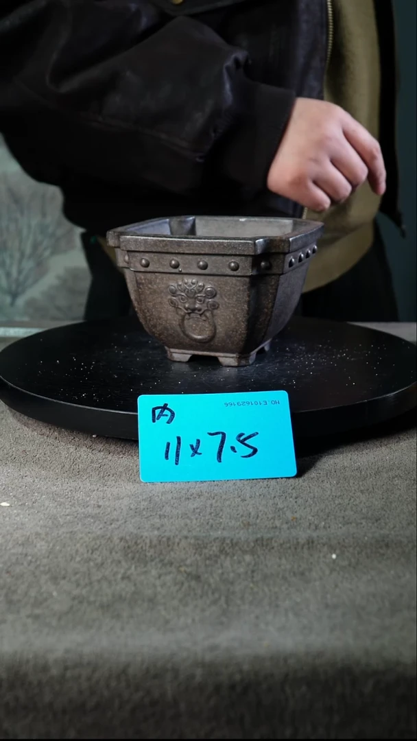 A宜兴紫砂小花盆