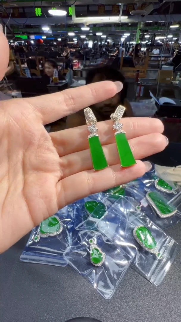 定制翡翠未镶嵌耳钉1