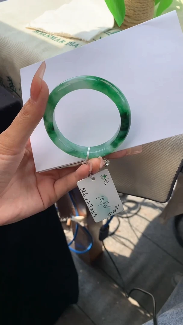 【闪购商品】翡翠手镯未镶嵌女神节#送礼#，下单联系客服核对地址~