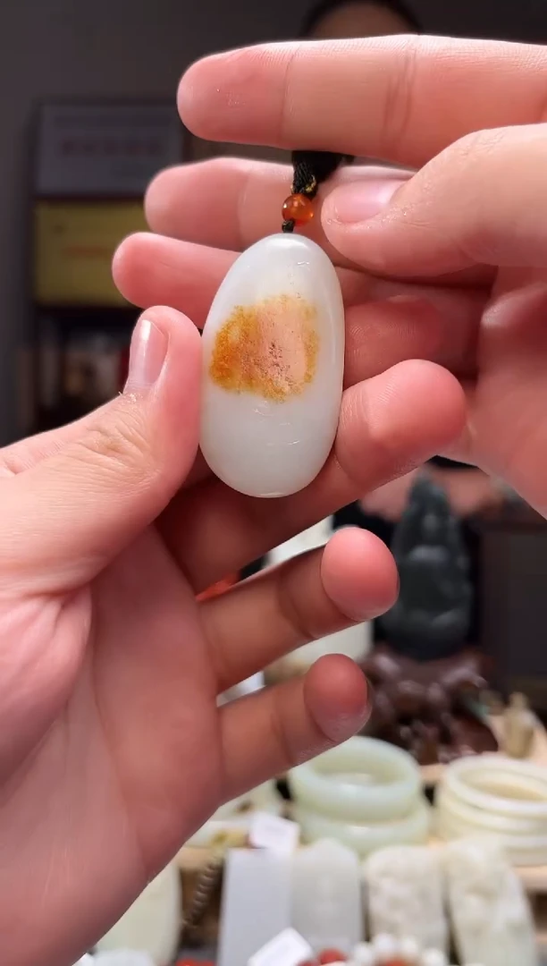 颈饰未镶嵌和田玉吊坠