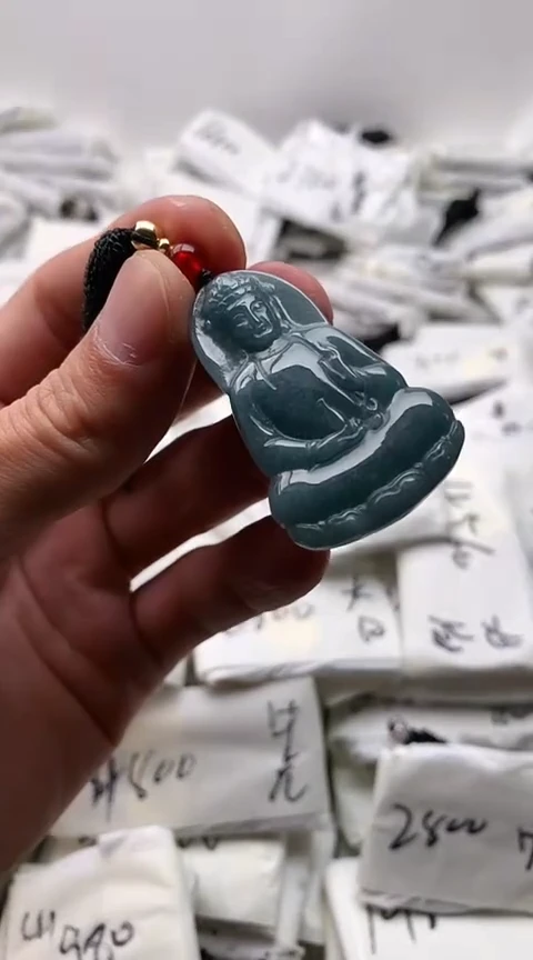 翡翠未镶嵌颈饰素衣观音
