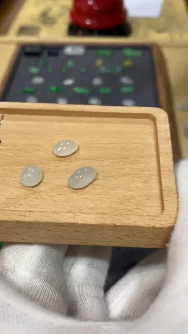 裸石翡翠三颗蛋面一手