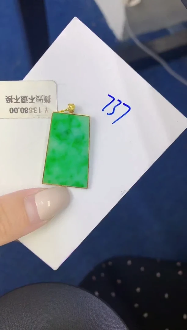 颈饰18K金镶嵌翡翠缅甸天然翡翠A货