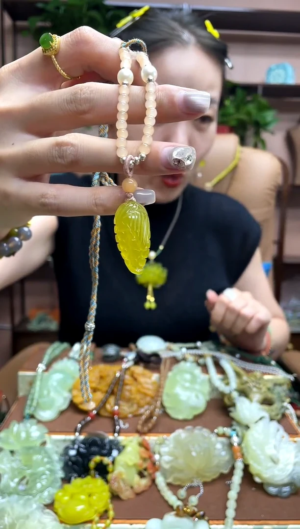 未镶嵌岫玉颈饰·