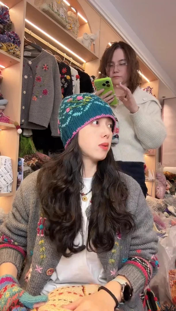 羊毛绿色小丸子帽