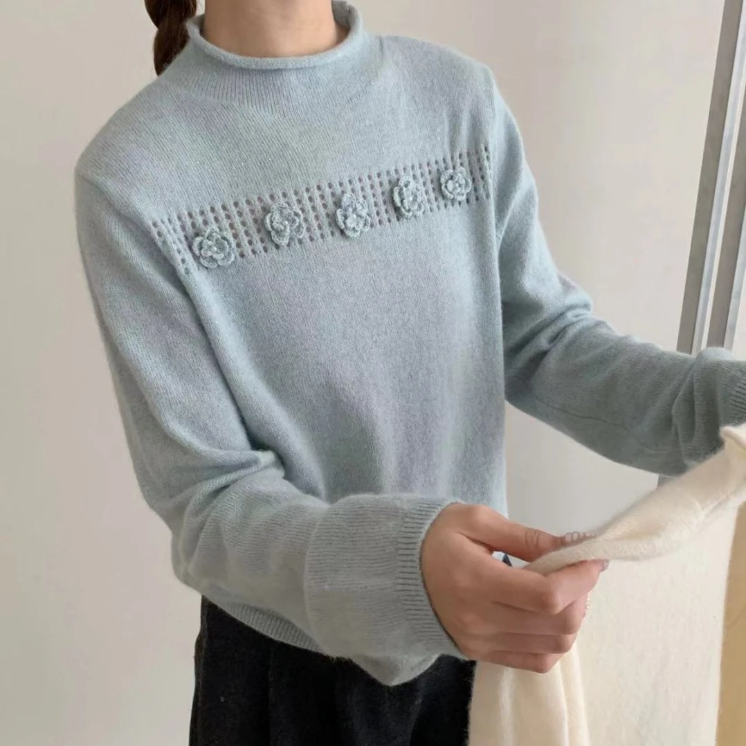 【素简.850105】2025秋冬新款蜜熊绒摒珠片手工钩花半高领羊毛衫