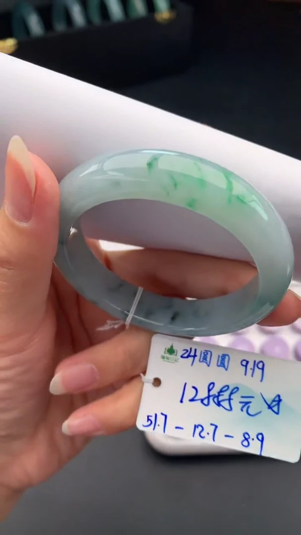 未镶嵌手镯翡翠自带#送人#，联系客服核对地址~