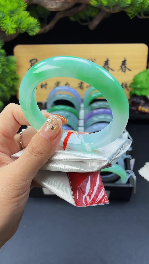 未镶嵌手镯（贵妃镯）翡翠A70,全款13W，定金2W