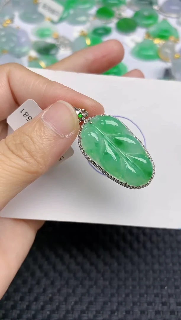 颈饰18K金镶嵌翡翠天然缅甸A货翡翠百元以上9元证书费自理