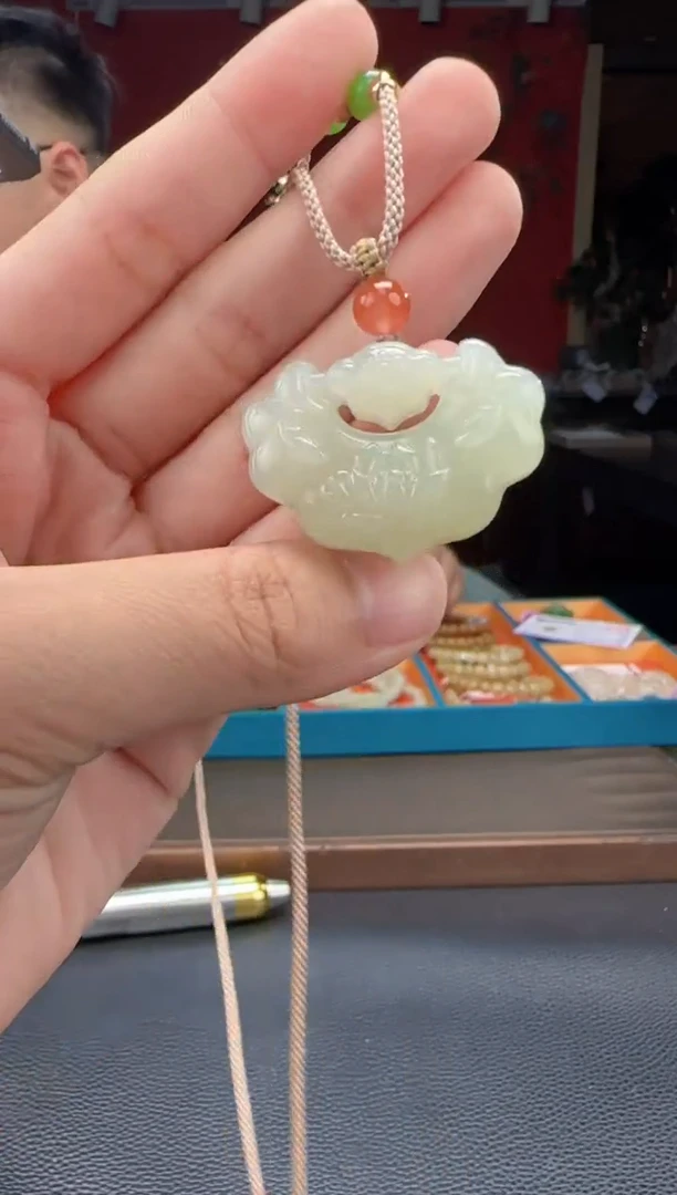 和田玉未镶嵌颈饰如意锁