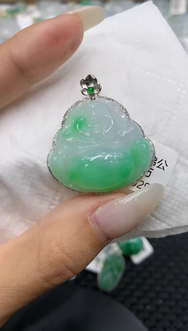 颈饰18K金镶嵌翡翠111111111111