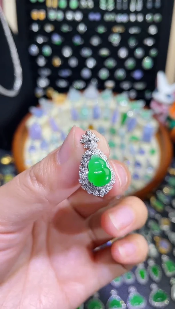 颈饰18K金镶嵌翡翠豪镶盖中盖满绿葫芦吊坠