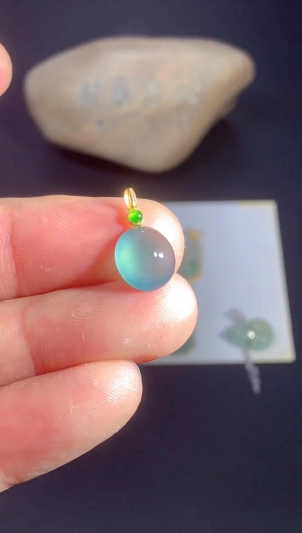 颈饰18K金镶嵌翡翠