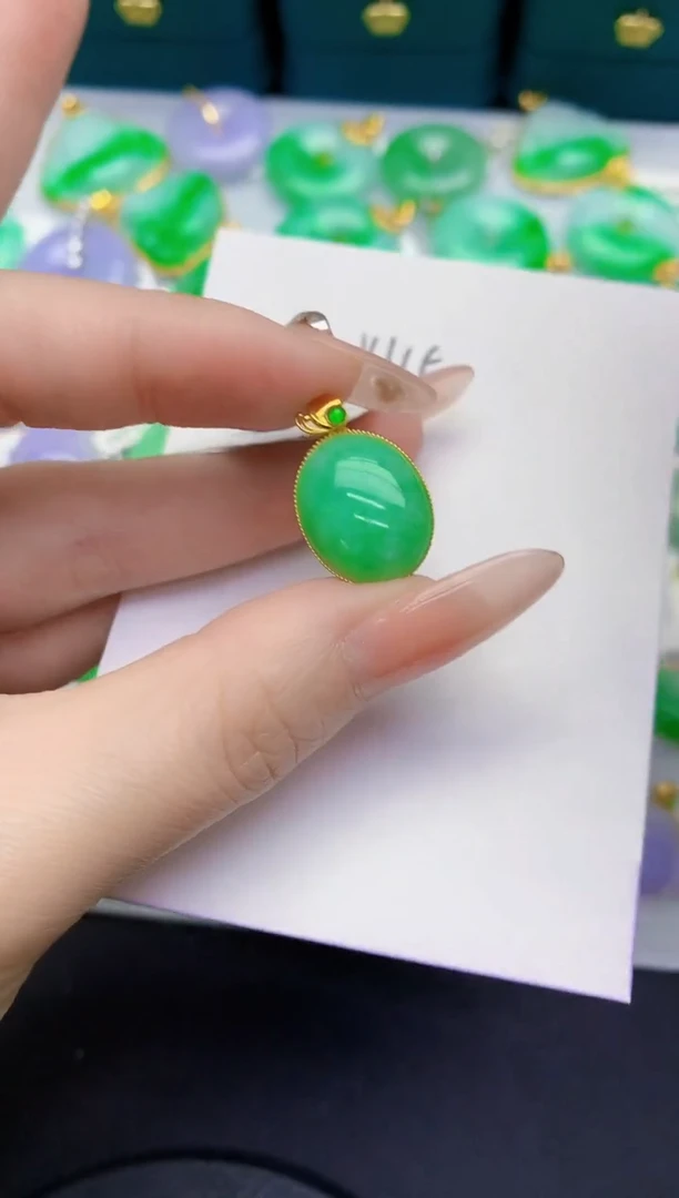 颈饰18K金镶嵌翡翠缅甸天然翡翠A货