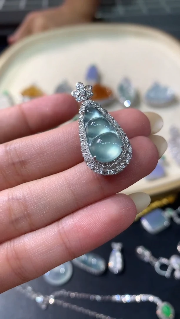 吊坠(不含链)18K金镶嵌翡翠米*A333|29800定金10000差19800