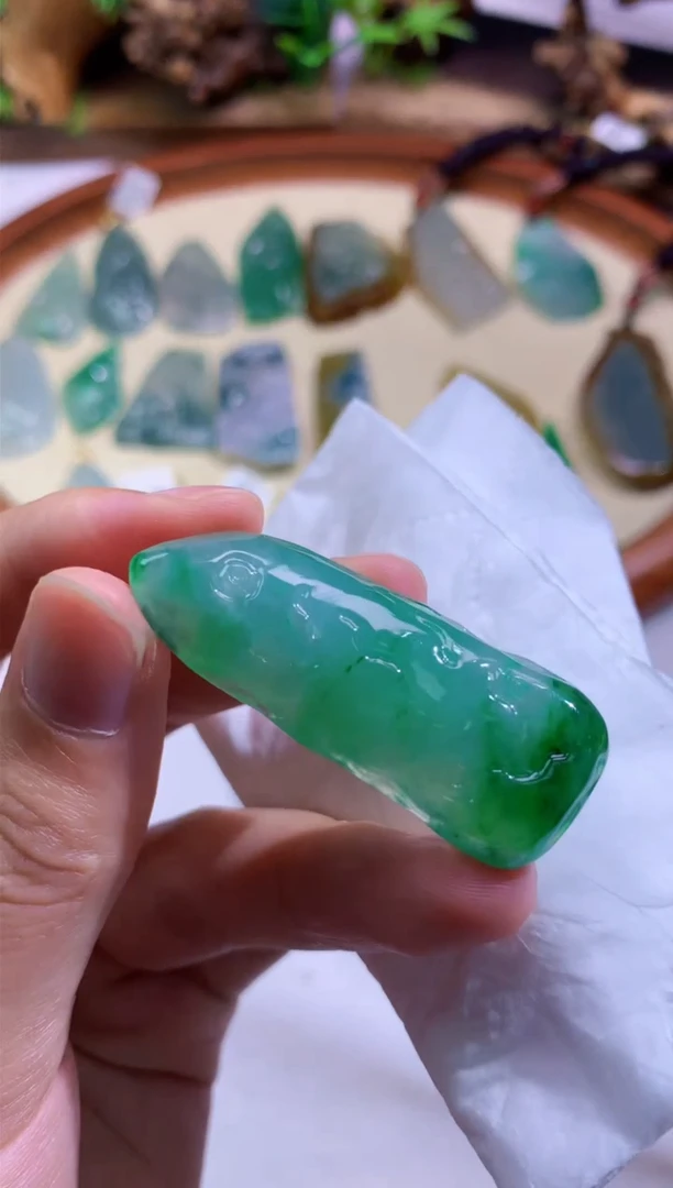 翡翠未镶嵌颈饰