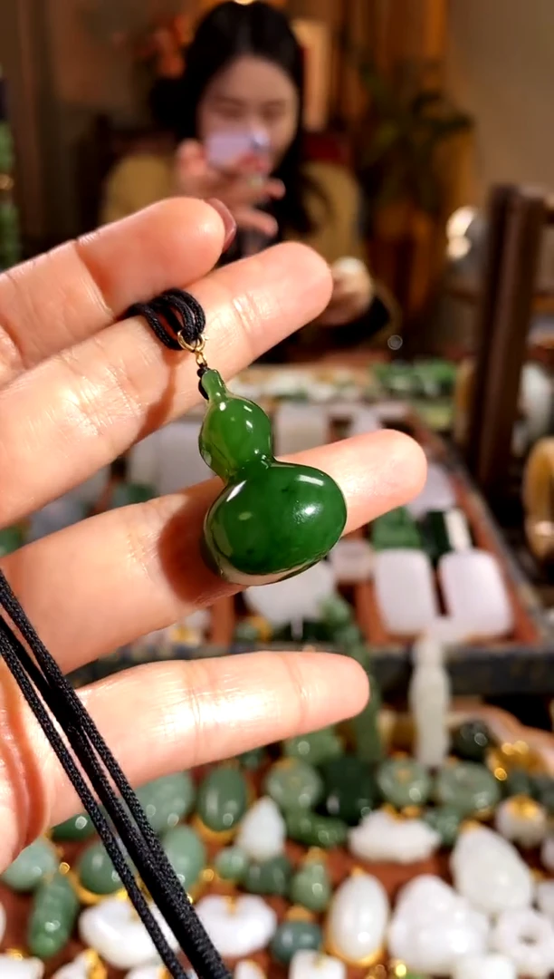 吊坠(赠链)未镶嵌和田玉.
