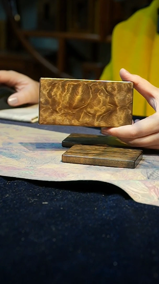 金丝楠?****?阴沉木孔雀龙胆牌子