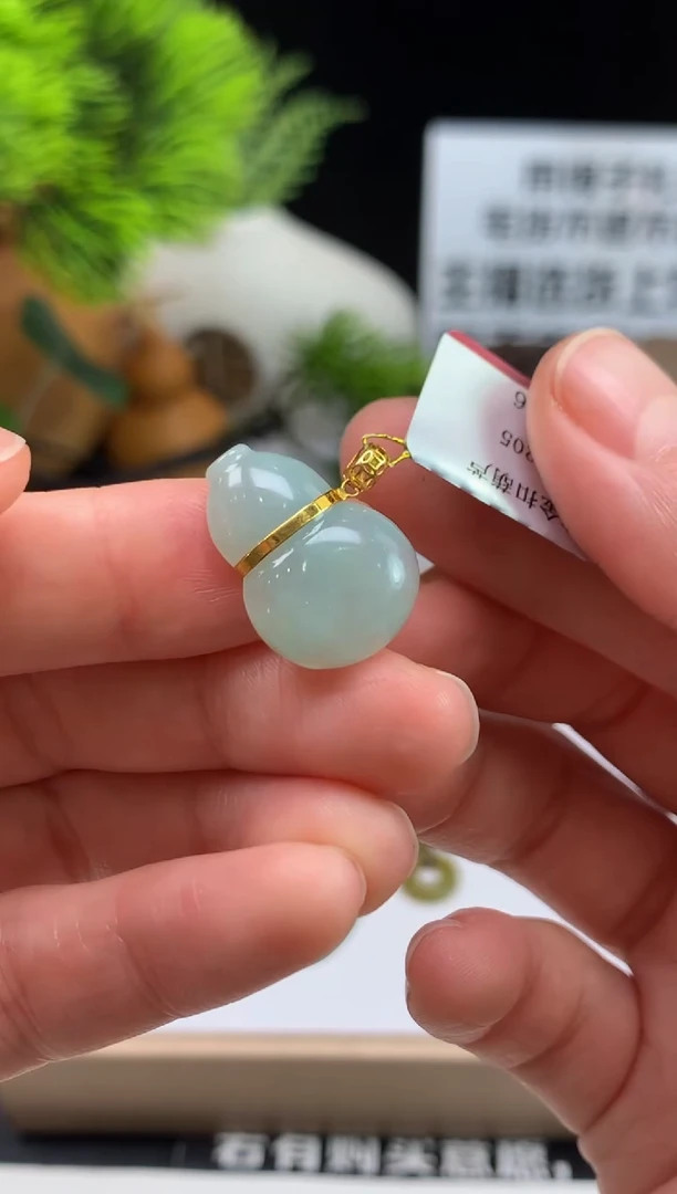 颈饰18K金镶嵌翡翠少***。---106180