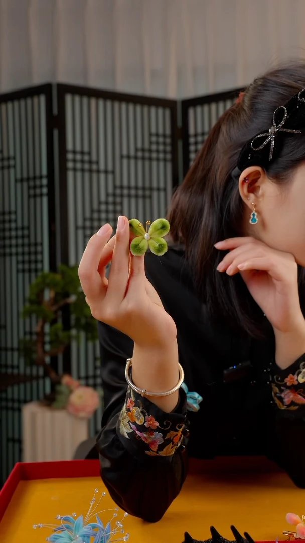 刺绣非遗绒花饰品