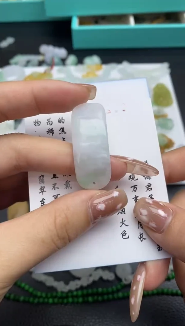 未镶嵌定制翡翠翡翠毛货~有纹裂~