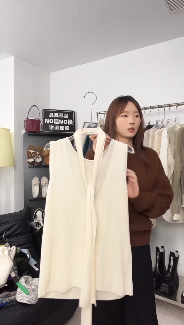 编号108   设计师品牌 水绒羊毛 无袖上衣  福福已开价