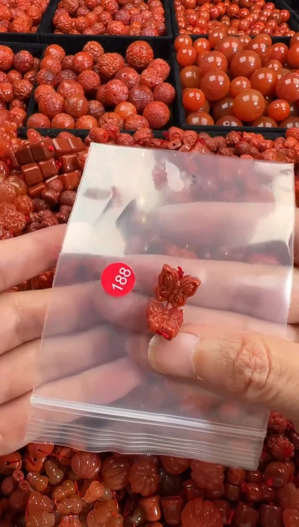南红玛瑙未镶嵌颈饰1