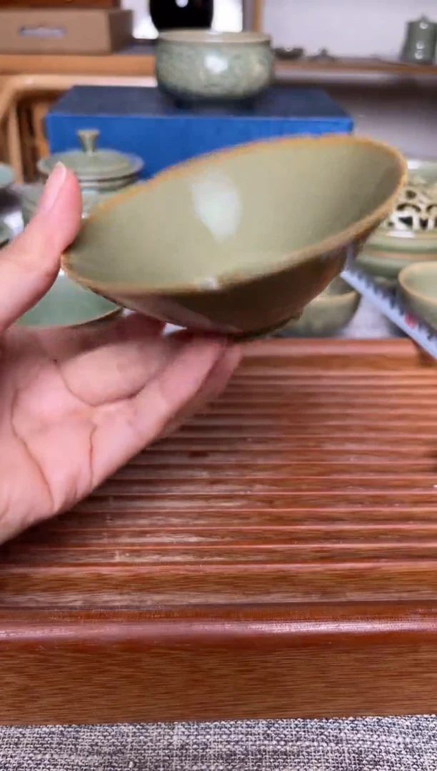 瓷器纯手工橄榄绿素面薄胎斗笠盏 微瑕