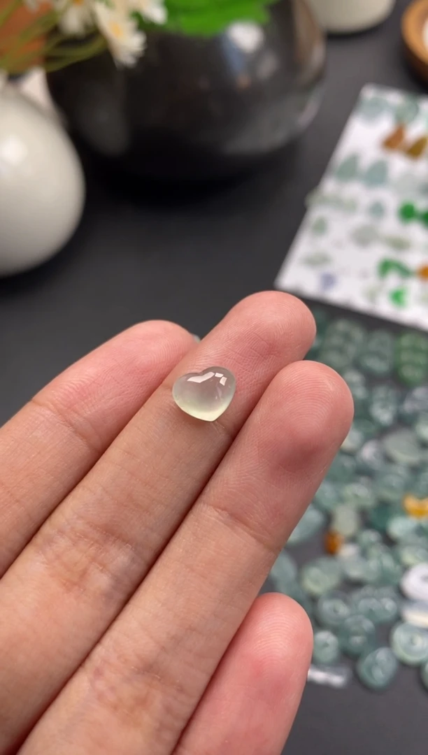 颈饰未镶嵌翡翠冰种爱心