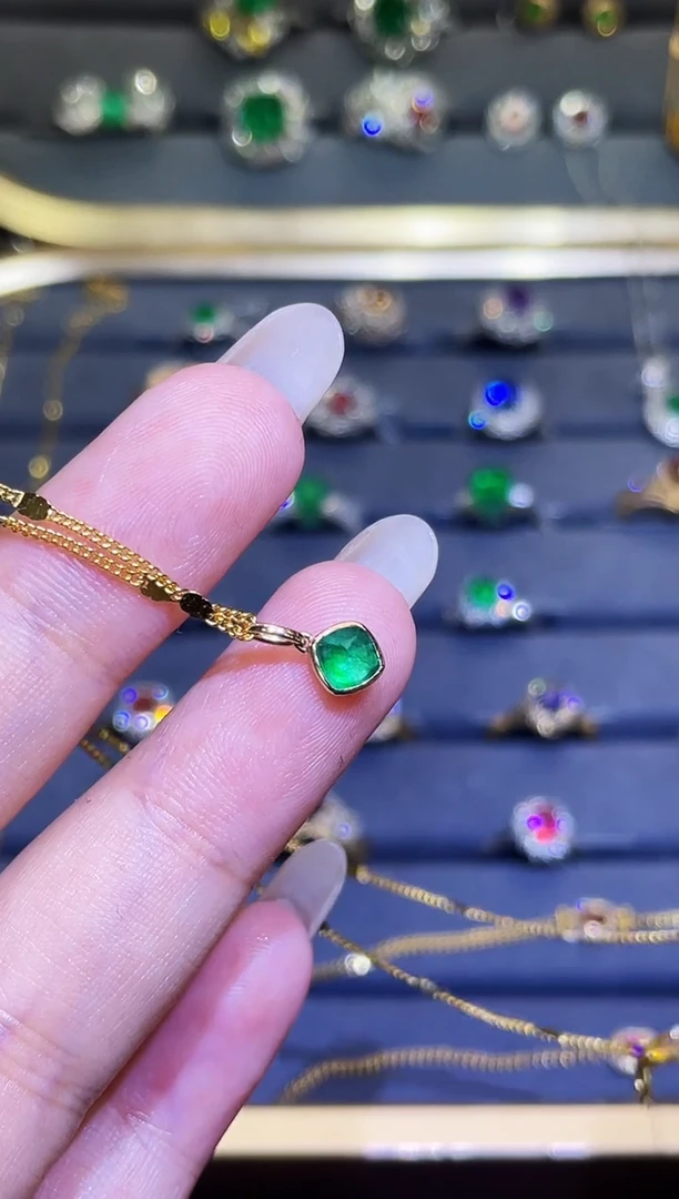 吊坠(赠链)18K金镶嵌祖母绿0.52ct