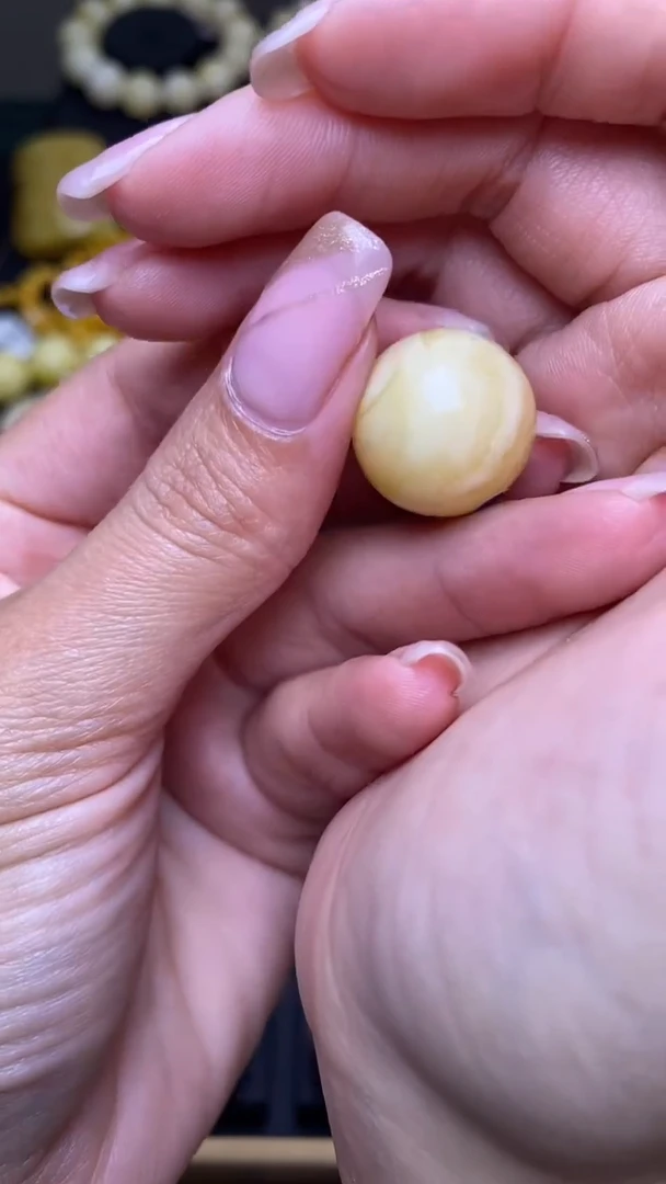 未镶嵌琥珀裸石葵. 92