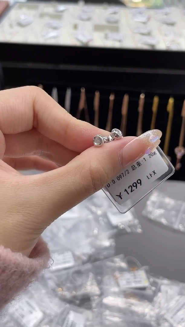 【闪购商品】钻石耳饰18K金镶嵌剪标签不退不换